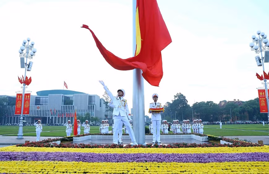 Khi Quốc ca vang lên, cũng là lúc lá cờ Tổ quốc tung bay trên Quảng trường Ba Đình lịch sử. (Ảnh: Phạm Kiên/TTXVN)