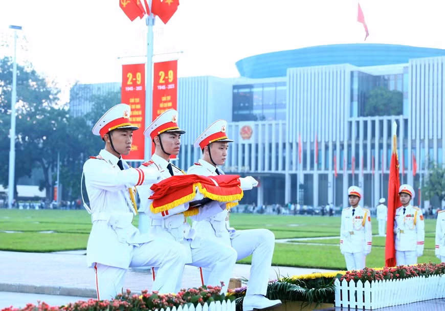 Các chiến sỹ mang Quốc kỳ chuẩn bị thực hiện Nghi lễ Thượng cờ. (Ảnh: Phạm Kiên/TTXVN)