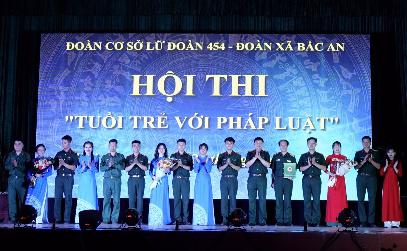 Đại tá Trần Viết Năng - Trưởng ban Thanh niên Quân đội và Đại tá Lê Văn Đang - Chính ủy Lữ đoàn 454 trao quà tặng cán bộ, chiến sĩ Lữ đoàn và các đội thi.