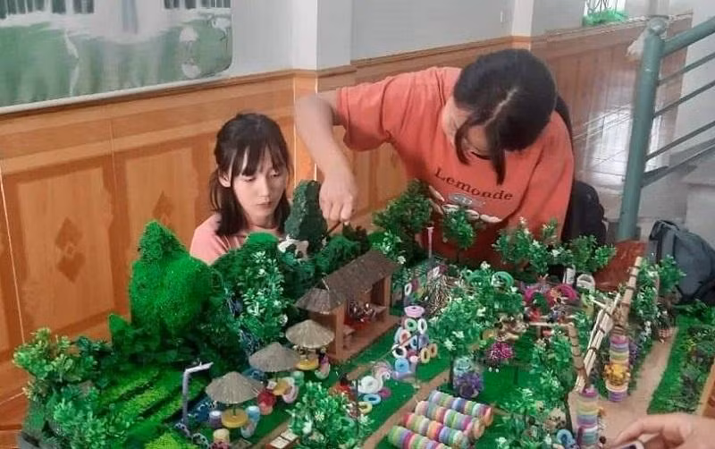 Lắp mô hình “Sân chơi tái chế Happy garden”. Ảnh: NTCC