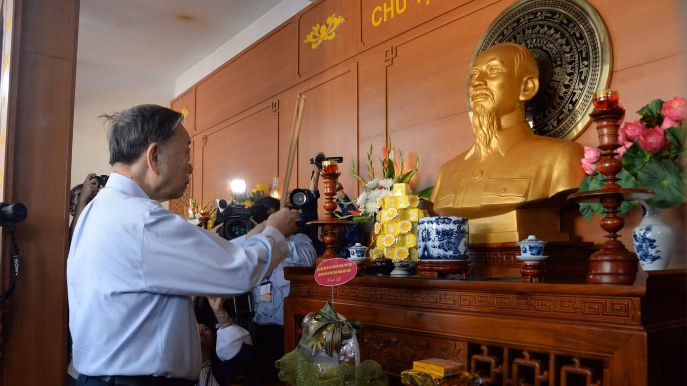 Tổng Bí thư, Chủ tịch nước Tô Lâm dâng hương tại nhà Lưu niệm Bác Hồ ở đảo Cồn Cỏ.