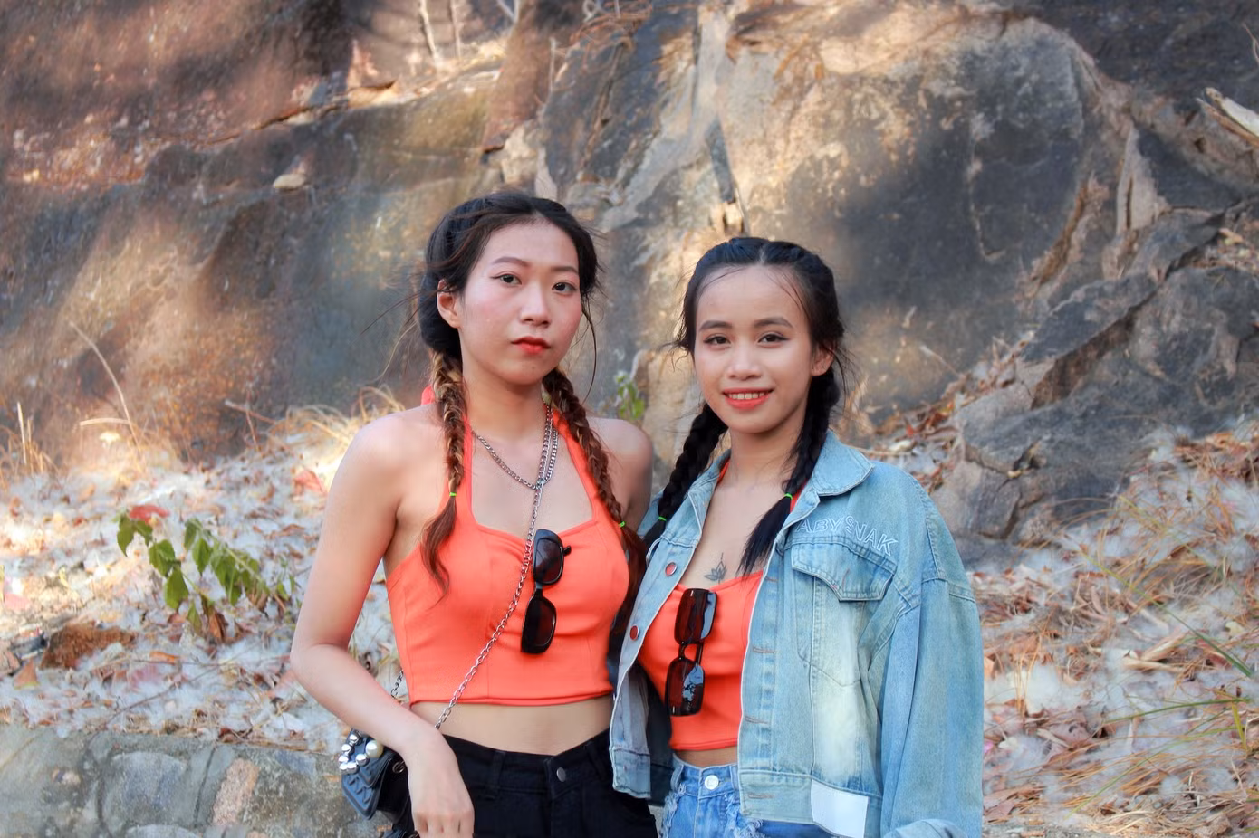 Hai du khách đến từ TP.HCM, Giang và Thư, cho biết cả hai đã đến Vũng Tàu nhiều lần nhưng vẫn chưa thấy chán các điểm check-in ở đây. "Kỳ nghỉ lễ năm nay thành phố không quá đông đúc. Khách đổ về đông nhưng không khó để tìm được góc chụp ảnh đẹp", nữ du khách chia sẻ.