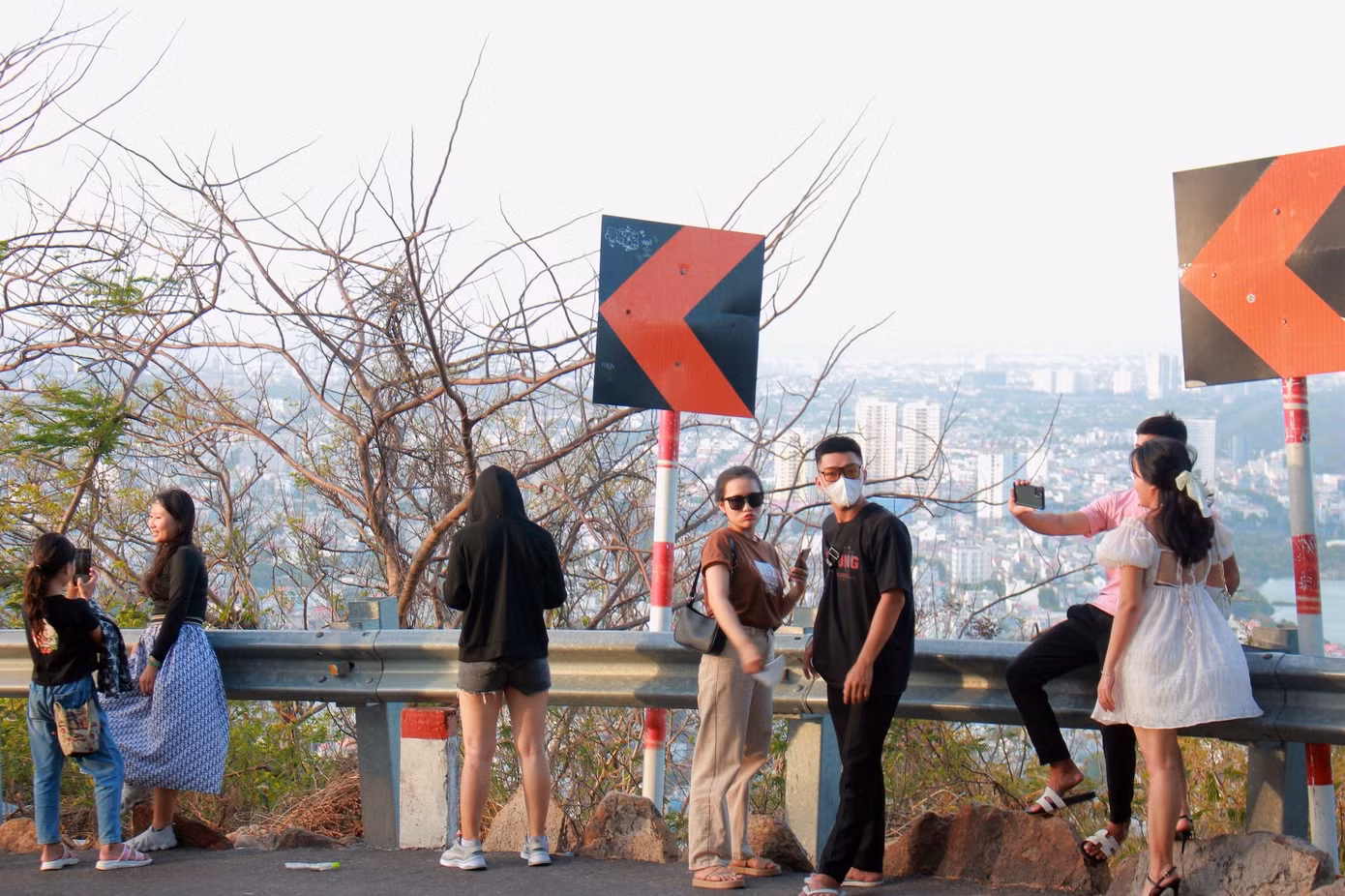 Theo ghi nhận của phóng viên, các điểm check-in tập trung chủ yếu là du khách trẻ đến từ các tỉnh lân cận như TP.HCM, Đồng Nai, Bình Dương...