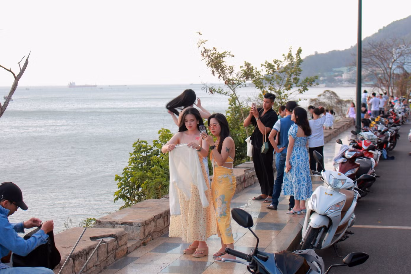Càng về chiều, lượng khách đổ về các điểm chụp ảnh check-in càng đông. Khách xếp thành hàng dài trên vỉa hè để săn ảnh hoàng hôn.