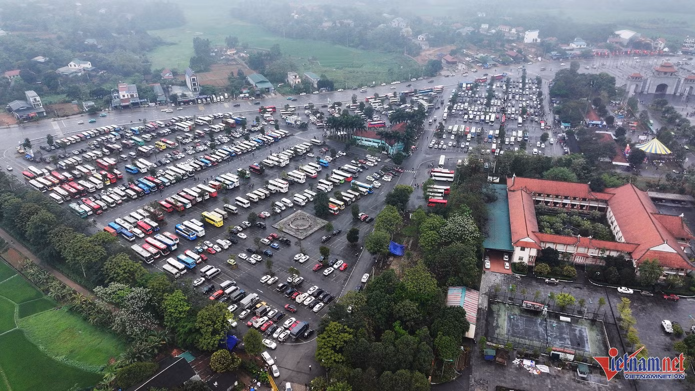 Khu vực bãi gửi xe trung tâm gần như kín chỗ, lực lượng chức năng phân luồng không tiếp nhận thêm phương tiện. Ảnh: Đức Hoàng.