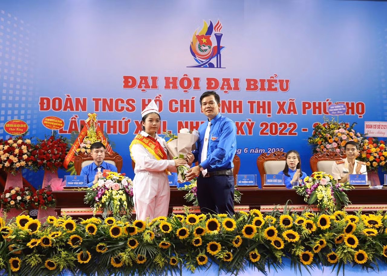 Đội TNTP Hồ Chí Minh chúc mừng đại hội