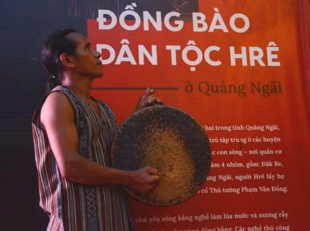 Nghệ nhân Phạm Văn Sây giới thiệu Chiêng ba Hrê với khách. Ảnh: Đình Quang