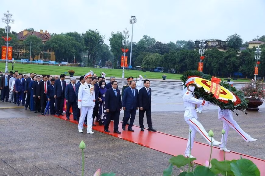 Sáng 23/5, các vị lãnh đạo Đảng, Nhà nước cùng các đại biểu Quốc hội đặt vòng hoa và vào Lăng viếng Chủ tịch Hồ Chí Minh. (Ảnh: Văn Điệp/TTXVN) Sáng 23/5, các vị lãnh đạo Đảng, Nhà nước cùng các đại biểu Quốc hội đặt vòng hoa và vào Lăng viếng Chủ tịch Hồ Chí Minh. (Ảnh: Văn Điệp/TTXVN)
