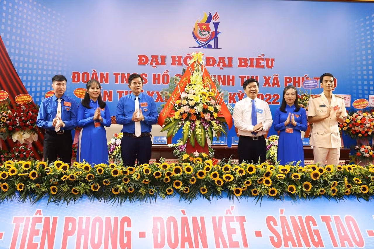 Lãnh đạo Thị ủy Phú Thọ chúc mừng đại hội