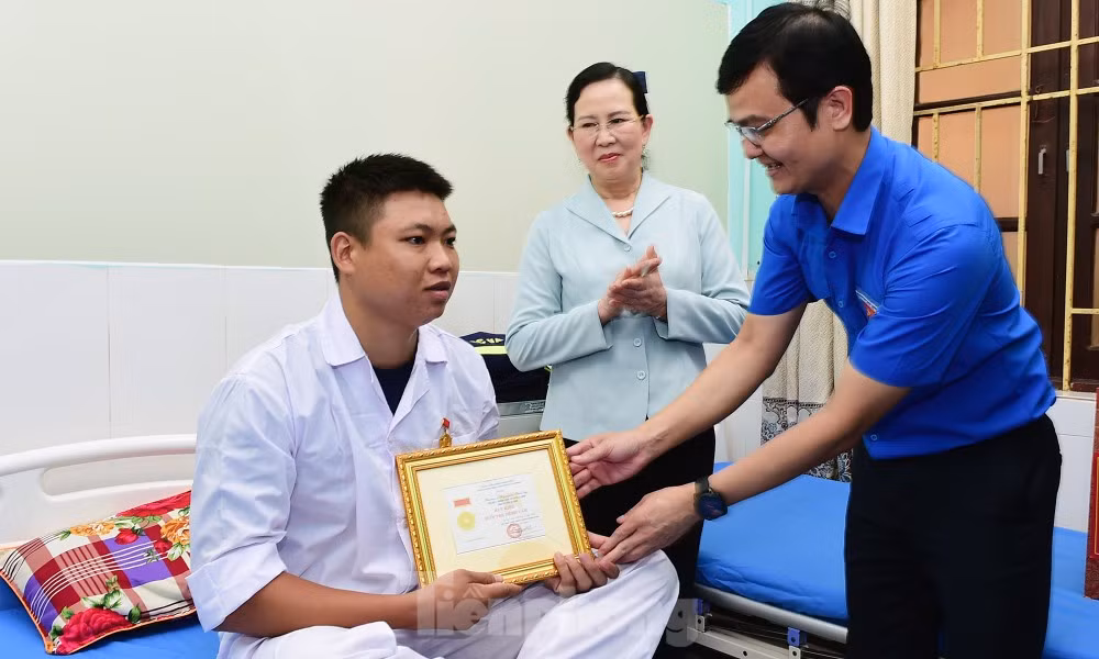 Anh Bùi Quang Huy trao Huy hiệu Tuổi trẻ dũng cảm tặng thượng sĩ Nguyễn Văn Sỹ.Ảnh: Xuân Tùng