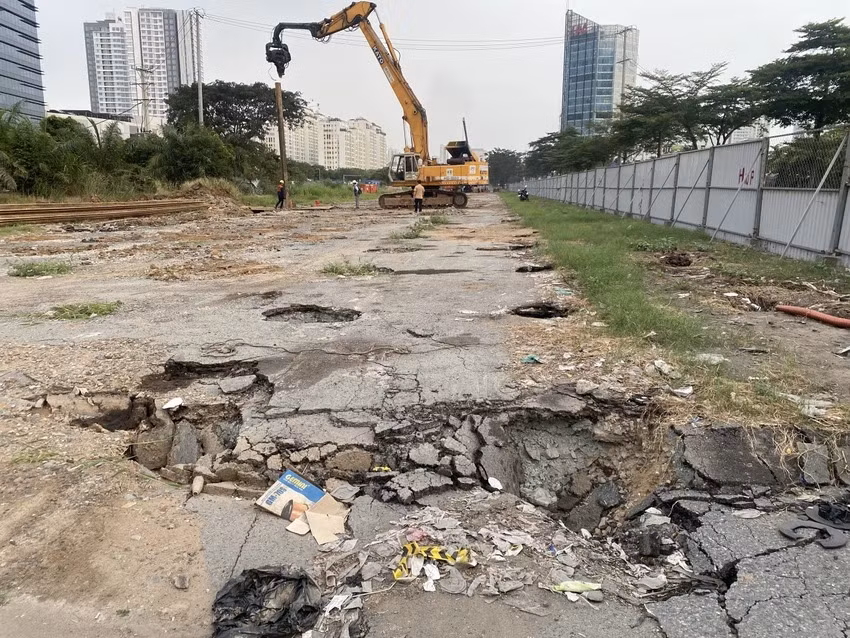 Phía bên trong vẫn đang được thi công. Phía bên trong vẫn đang được thi công.
