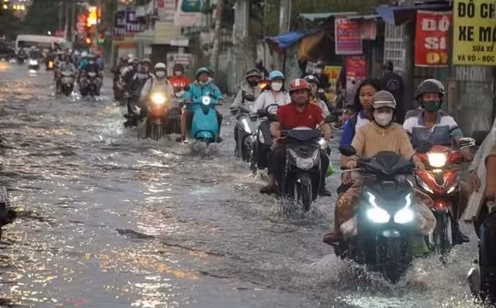 Nam Bộ liên tục xuất hiện mưa trái mùa đi kèm nắng nóng gay gắt.