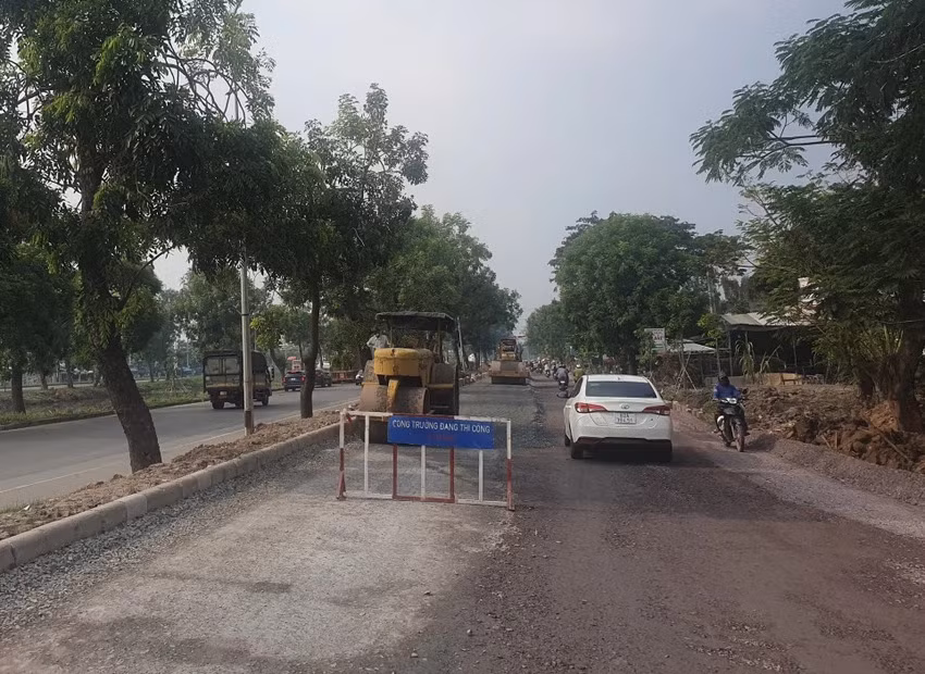 Một bên đường đang thi công, kể cả các bó vỉa. Một bên đường đang thi công, kể cả các bó vỉa.