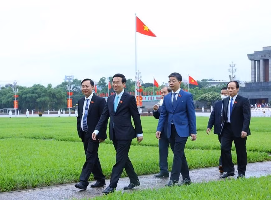 Thường trực Ban Bí thư Võ Văn Thưởng cùng các đại biểu Quốc hội sang Nhà Quốc hội để dự phiên khai mạc kỳ họp. (Ảnh: Văn Điệp/TTXVN) Thường trực Ban Bí thư Võ Văn Thưởng cùng các đại biểu Quốc hội sang Nhà Quốc hội để dự phiên khai mạc kỳ họp. (Ảnh: Văn Điệp/TTXVN)
