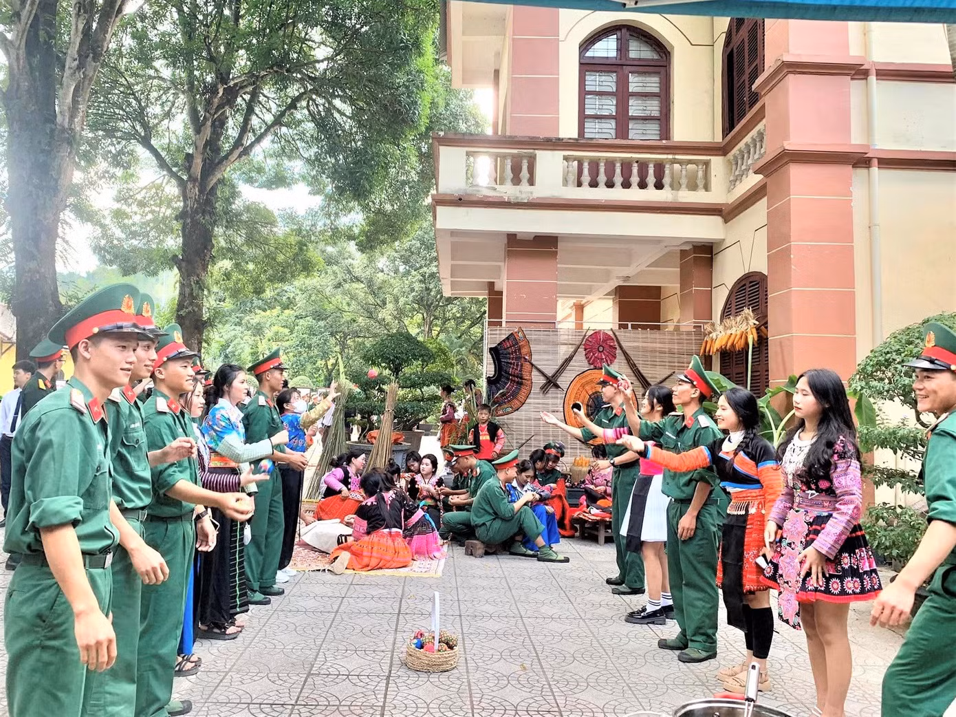Các hoạt động đã thu hút đông đảo học sinh, nhân dân cùng du khách đến tham quan, trải nghiệm.