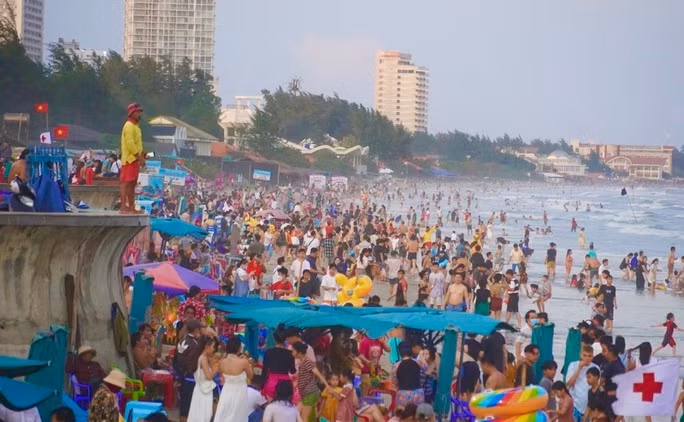 Lực lượng cứu hộ đứng trên bờ quan sát, yêu cầu du khách tắm xa khu vực đã được cắm cờ đen cảnh báo nguy hiểm