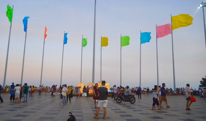 Khu vực cột cờ Bãi Sau cũng đông người vui chơi trong chiều mùng 2 Tết