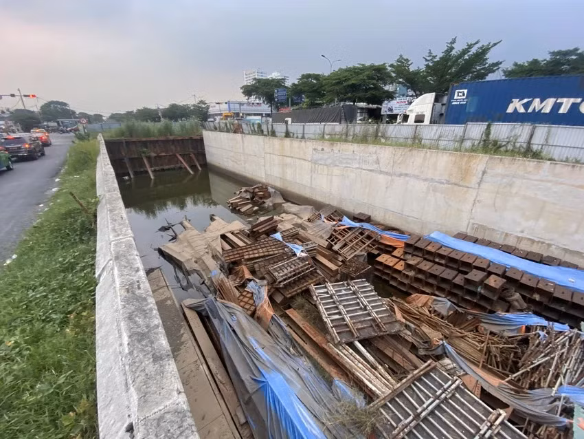 Cảnh tượng sắt thép rỉ sét ngổn ngang trên công trường hầm chui trị giá 830 tỉ đồng này. Ảnh chụp đầu tháng 12. Cảnh tượng sắt thép rỉ sét ngổn ngang trên công trường hầm chui trị giá 830 tỉ đồng này. Ảnh chụp đầu tháng 12.