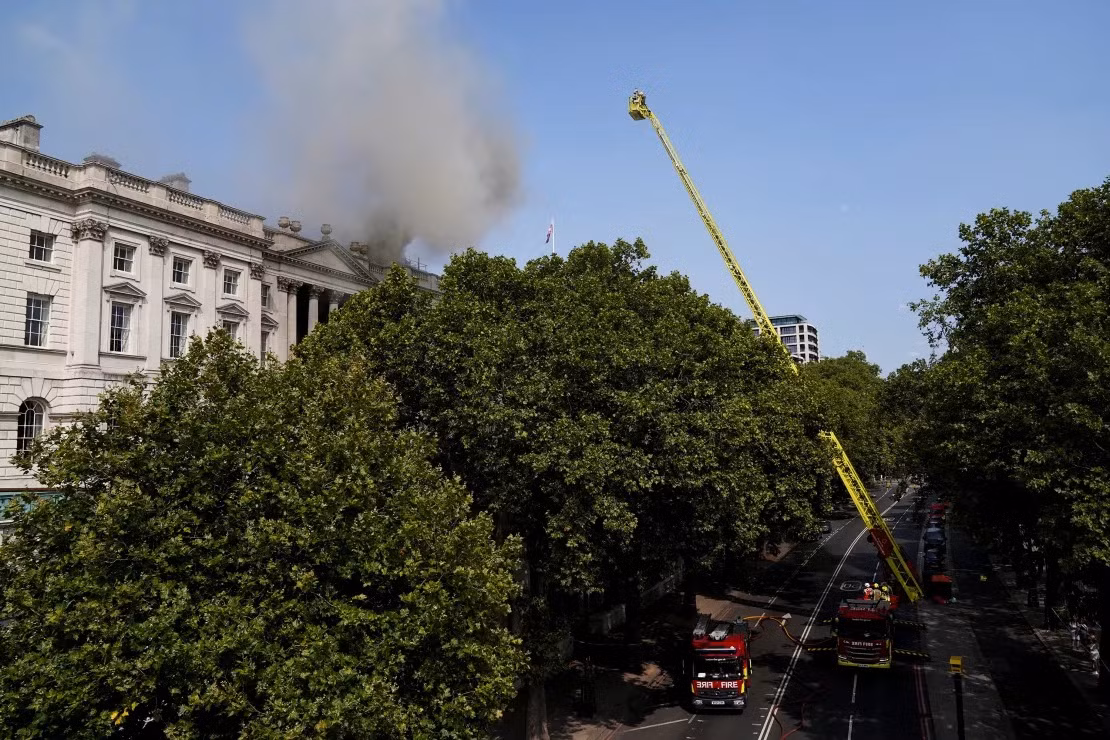 Khói bốc lên khi lính cứu hỏa làm việc tại hiện trường vụ cháy ở Somerset House ở London. Ảnh: Maja Smiejkowska/Reuters.