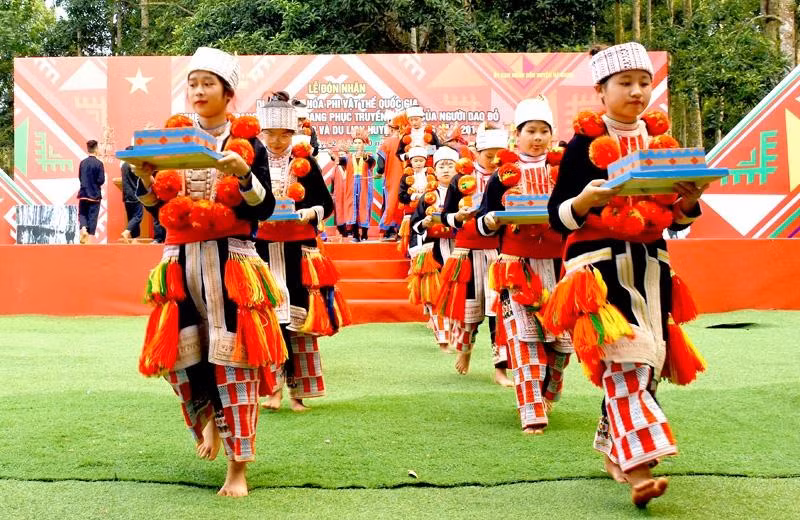 Nghệ thuật trang trí lên trang phục của người Dao đỏ ở Tuyên Quang đã được công nhận là di sản văn hóa phi vật thể cấp quốc gia.