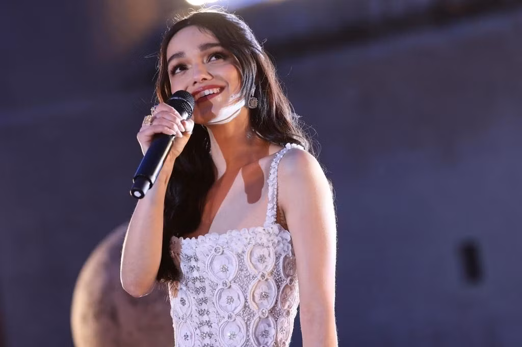 Rachel Zegler biểu diễn tại sự kiện ra mắt phim Snow White ở Segovia, Tây Ban Nha vào ngày 12/3/2025. Ảnh: Getty Images.