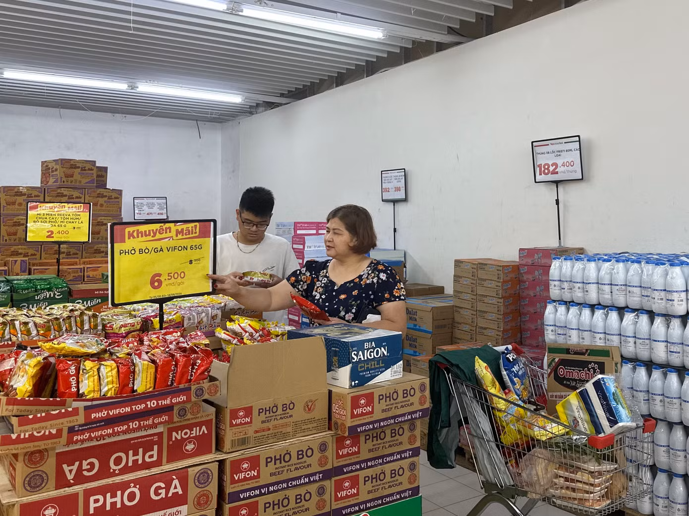 Giá các loại thực phẩm, hàng hoá tại siêu thị không biến động, thậm chí có nhiều chương trình khuyến mại với các mặt hàng như mỳ gói, cháo, phở ăn liền. "Lo ngại mưa, lụt có thể xảy ra, tôi mua đủ thực phẩm tươi như thịt, cá, trứng, rau cho đến mỳ gói, giấy vệ sinh. Mỗi thứ mua nhiều hơn so với ngày thường, cố gắng đủ dùng từ nay tới cuối tuần", chị Ngọc Hà (ở quận Thanh Xuân, Hà Nội) chia sẻ.