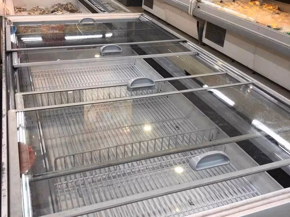 Tủ mát đựng thịt cũng trống trơn. Theo nhiều người tiêu dùng, giá thực phẩm ngoài chợ tăng cao nên họ lựa chọn mua hàng tại siêu thị với mức giá bình ổn.