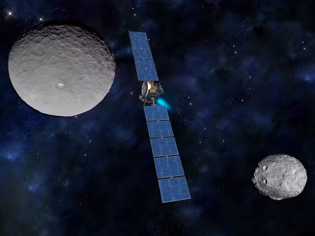 Tàu vũ trụ Dawn của NASA và 2 vật thể mà nó nghiên cứu: Hành tinh lùn Ceres ở bên trái và tiểu hành tinh Vesta ở bên phải - Ảnh: NASA/JPL-Caltech