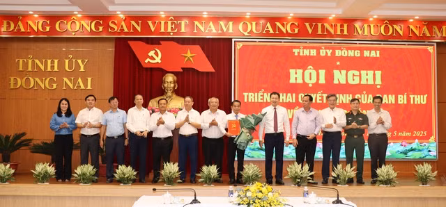 Lãnh đạo Tỉnh uỷ, UBND tỉnh Đồng Nai chúc mừng ông Thái Bảo-tân Phó Bí thư Tỉnh ủy.