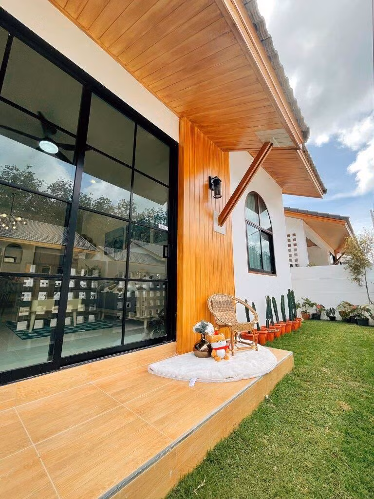 Về kết cấu, đây là căn nhà cấp 4 có phòng khách, bếp, 3 phòng ngủ, 2 phòng vệ sinh và khoảng sân đậu được 2 ô tô.