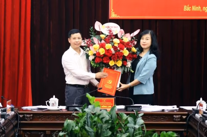Bí thư Tỉnh ủy Đào Hồng Lan trao Quyết định, tặng hoa chúc mừng ông Nguyễn Công Thắng