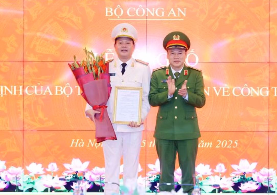 Thứ trưởng Nguyễn Văn Long trao Quyết định, tặng hoa chúc mừng Đại tá Vũ Văn Tấn.