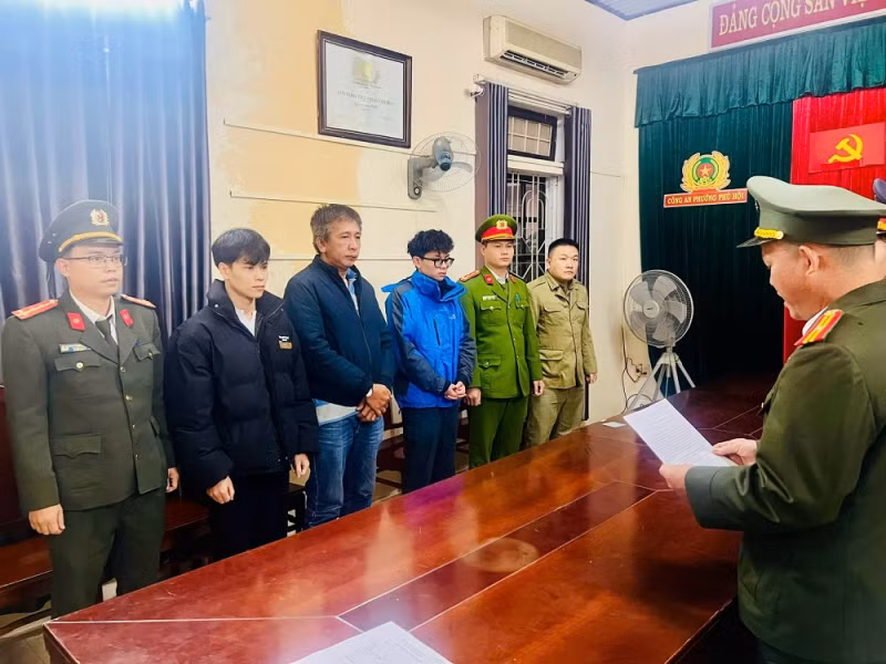 Cơ quan An ninh điều tra Công an TP Huế tống đạt quyết định khởi tố vụ án, khởi tố bị can và bắt tạm giam các đối tượng.