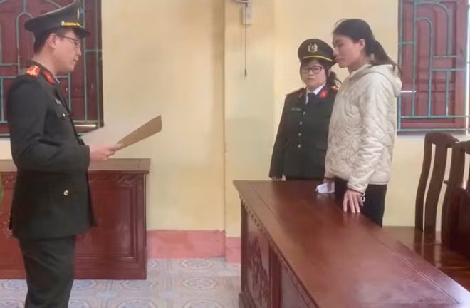 Cơ quan An ninh điều tra - Công an tỉnh Thái Bình tống đạt các quyết định, lệnh tố tụng đối với Nguyễn Thị Mùi. Ảnh: C.A.