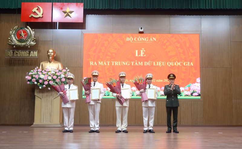 Bộ trưởng Lương Tam Quang trao quyết định điều động, bổ nhiệm đối với các đồng chí trong Ban Giám đốc Trung tâm dữ liệu quốc gia.