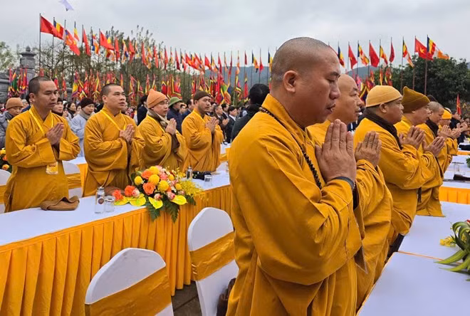 Các tăng ni tại lễ hội. Ảnh: N.T.