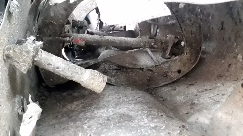 Ngư dân thả lưới kéo được vật thể lạ trên vịnh Hạ Long ảnh 3