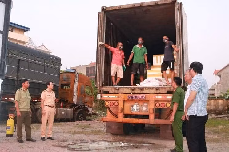 Dùng container chở 6 tấn lòng lợn nhiễm dịch tả đi tiêu thụ ảnh 1