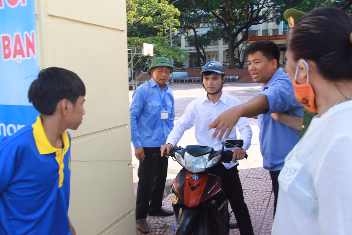 Nỗ lực của nam sinh Huế: Làm bài thi trên xe lăn ảnh 3