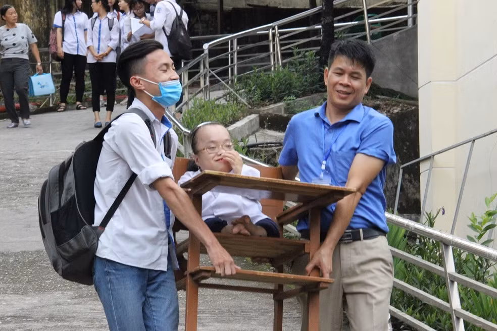 Xúc động nữ sinh chất độc da cam quyết 'vượt vũ môn' ảnh 3