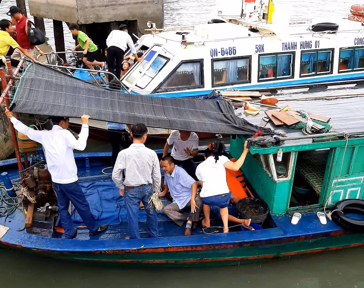 Tàu cao tốc chở 46 du khách bị tàu cá đâm ở Vân Đồn ảnh 1