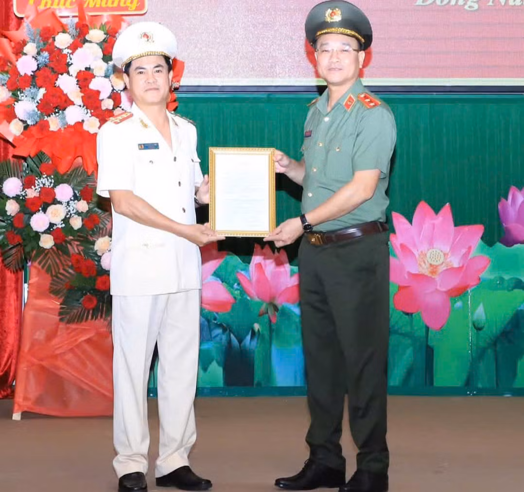 Trung tướng Phạm Thế Tùng, Thứ trưởng Bộ Công an trao quyết định bổ nhiệm cho đại tá Nguyễn Đức Hải