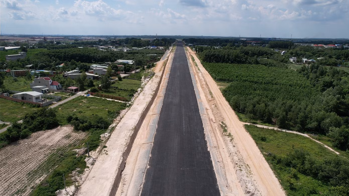 Một đoạn cao tốc Biên Hòa - Vũng Tàu đã thảm nhựa.