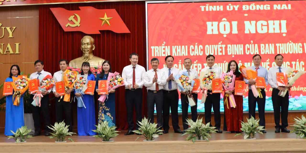 Lãnh đạo Tỉnh ủy Đồng Nai trao quyết định bổ nhiệm cán bộ và quyết định nghỉ hưu cho các cán bộ nghỉ hưu sớm theo nguyện vọng