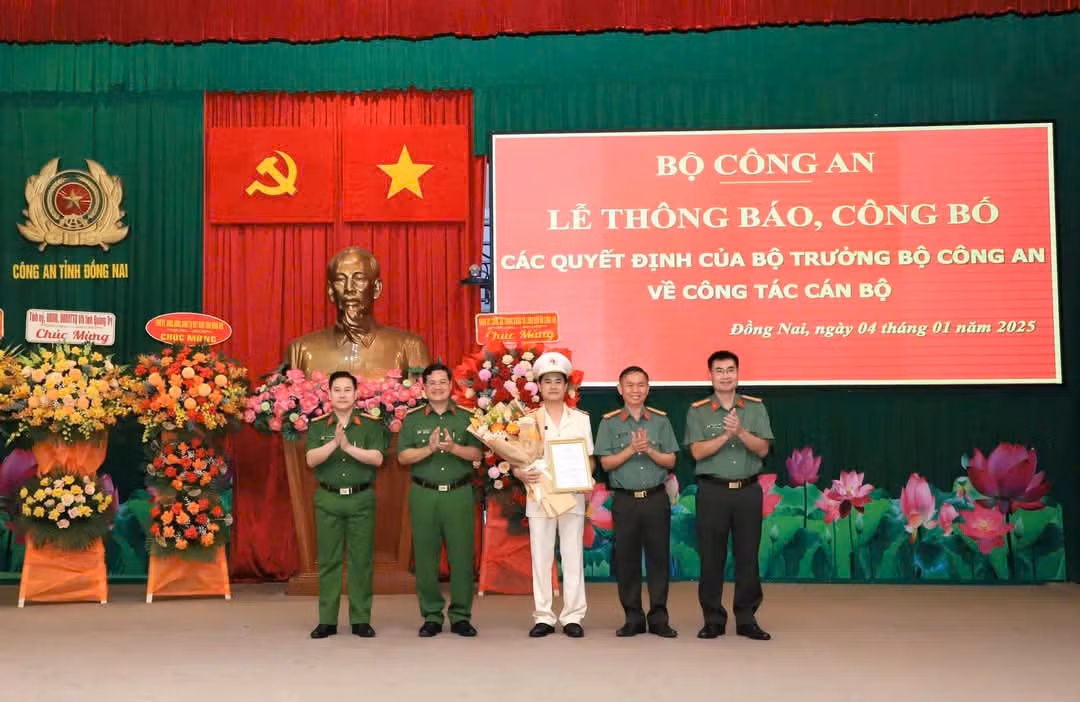 Ban giám đốc Công an tỉnh Đồng Nai chúc mừng đại tá Nguyễn Đức Hải