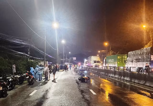 Hiện trường vụ tai nạn giao thông đặc biệt nghiêm trọng, xe máy tông dải phân cách khiến 3 người chết