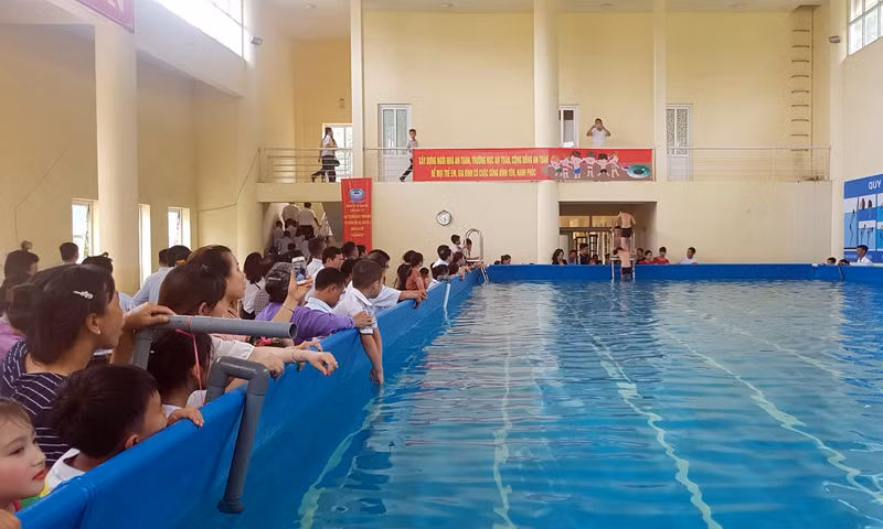 Bể bơi thông minh đến với học sinh ngoại thành Hà Nội ảnh 2