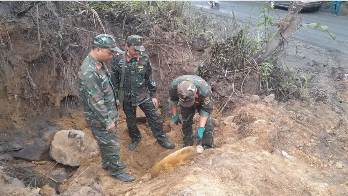 Lực lượng chức năng kiểm tra, tiến hành các bước để hủy nổ quả bom MK36 chứa 80kg thuốc nổ. Ảnh: Bộ CHQS tỉnh Quảng Trị. Lực lượng chức năng kiểm tra, tiến hành các bước để hủy nổ quả bom MK36 chứa 80kg thuốc nổ. Ảnh: Bộ CHQS tỉnh Quảng Trị.