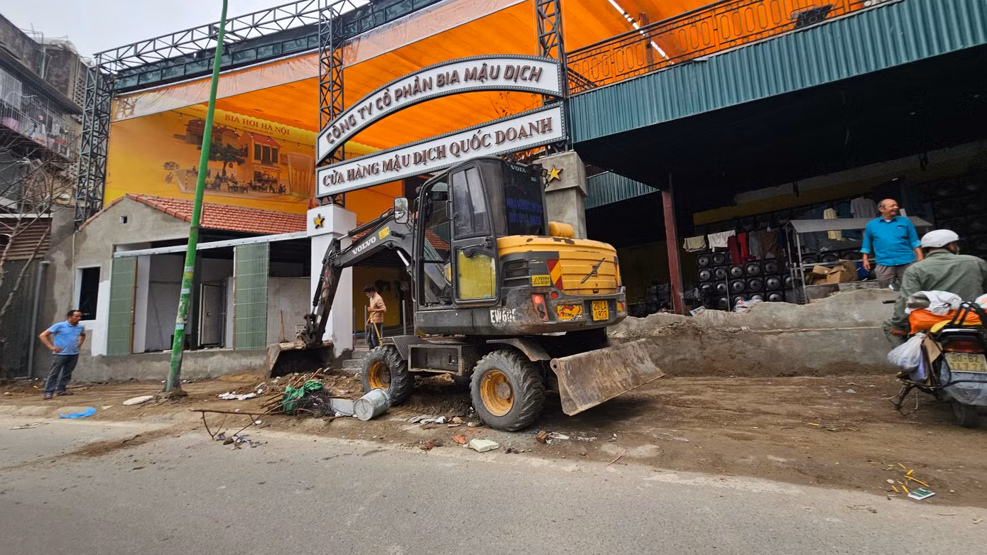 Phần vỉa hè trước nhà hàng, quán bia này cũng bị cày xới lên để làm lại.
