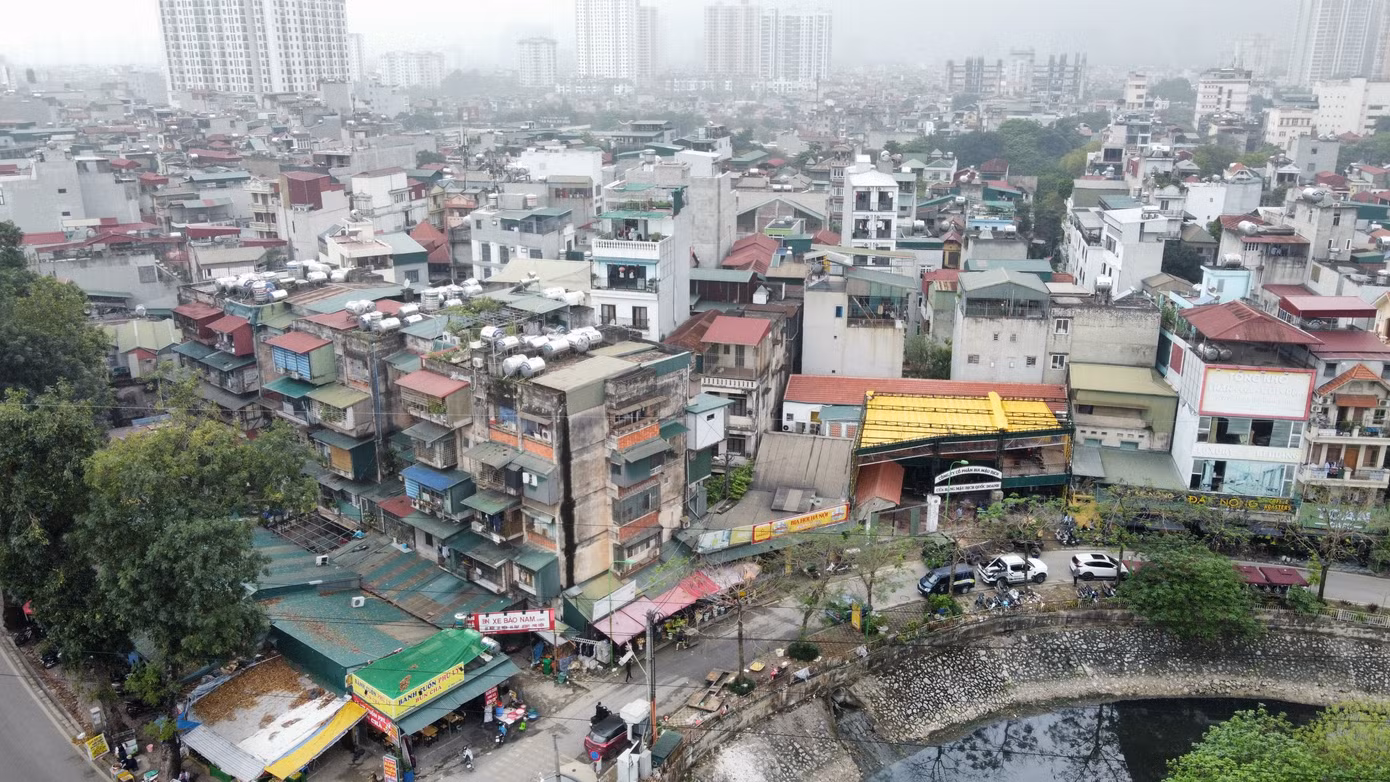 Phản ánh đến báo Tiền Phong, người dân khu tập thể Kim Khí tại số 658 Trương Định (phường Giáp Bát, quận Hoàng Mai, Hà Nội) cho biết, nhiều diện tích đất quanh khu tập thể Kim Khí do Công ty cổ phần Kim Khí Hà Nội – VNSTEEL quản lý thời gian qua bị "xẻ thịt" cho thuê tùm lum ảnh hưởng nghiêm trọng đến cuộc sống của người dân, tiềm ẩn nhiều nguy cơ mất an toàn PCCC, mất an ninh trật tự.